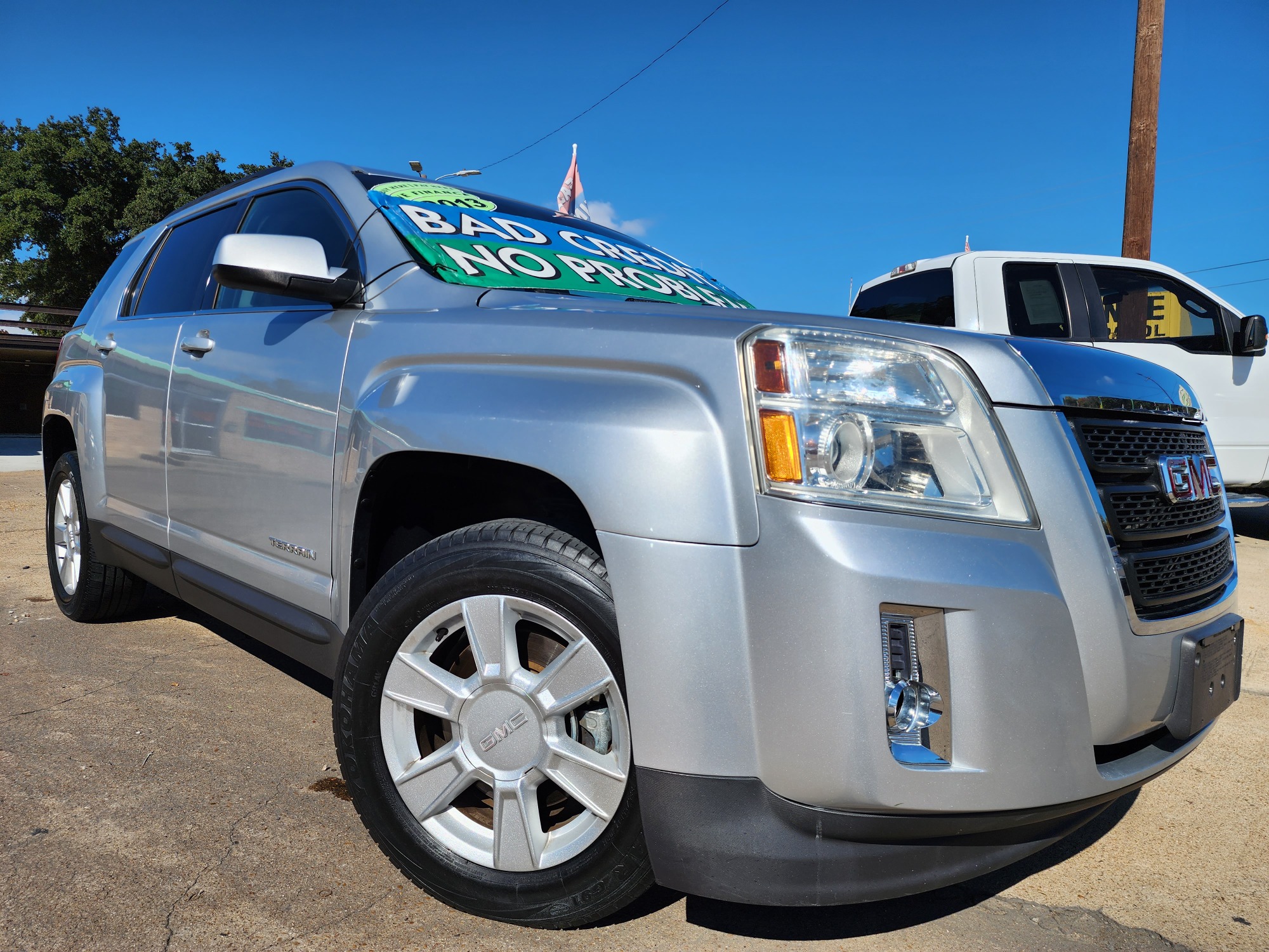 2013 SILVER GMC Terrain SLT (2GKALUEK0D6) with an 2.4L L4 DOHC 16V FFV engine, 6-Speed Automatic transmission, located at 2660 S.Garland Avenue, Garland, TX, 75041, (469) 298-3118, 32.885387, -96.656776 - Welcome to DallasAutos4Less, one of the Premier BUY HERE PAY HERE Dealers in the North Dallas Area. We specialize in financing to people with NO CREDIT or BAD CREDIT. We need proof of income, proof of residence, and a ID. Come buy your new car from us today!! This is a very well cared for 2013 GM - Photo #0